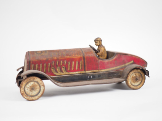 Vente aux enchères Johann DISTLER. Voiture en tôle polychrome. L. : 49,5 cm. (manques)