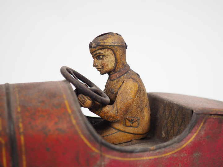 Johann DISTLER. Voiture en tôle polychrome. L. : 49,5 cm. (manques)