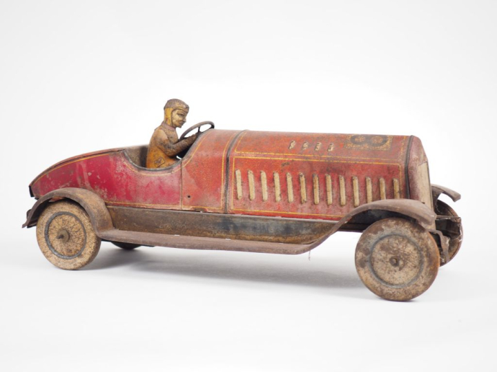 Johann DISTLER. Voiture en tôle polychrome. L. : 49,5 cm. (manques)