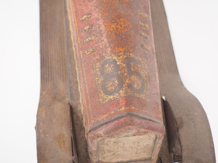 Johann DISTLER. Voiture en tôle polychrome. L. : 49,5 cm. (manques)