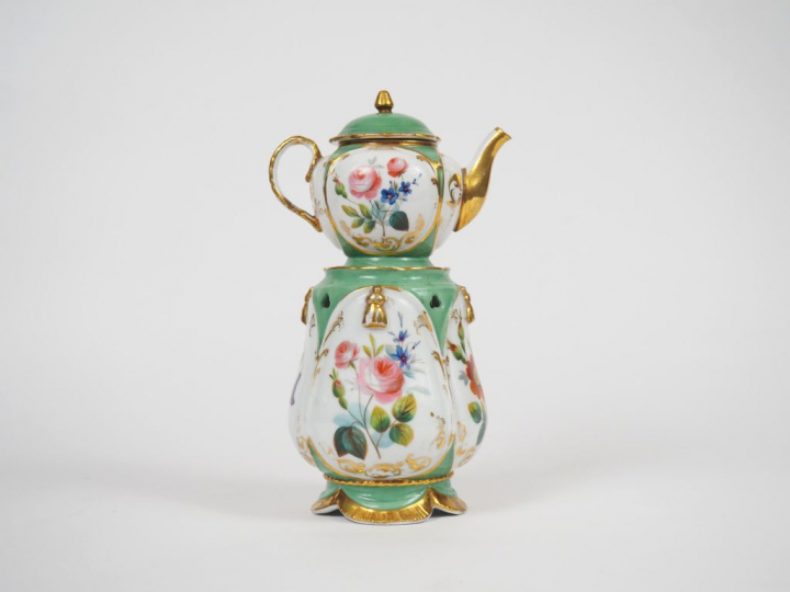 Tisanière Napoléon III en porcelaine de Paris, à décor de fleurs polyc