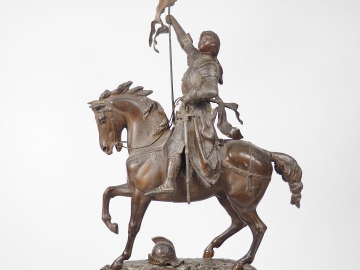 Pendule Napoléon III en marbre bicolore surmontée d'une statue équestr