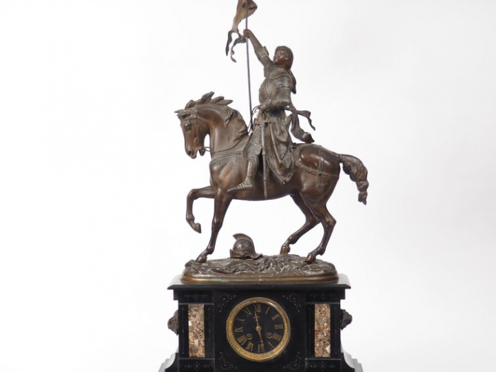 Pendule Napoléon III en marbre bicolore surmontée d'une statue équestr