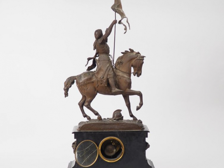 Pendule Napoléon III en marbre bicolore surmontée d'une statue équestr
