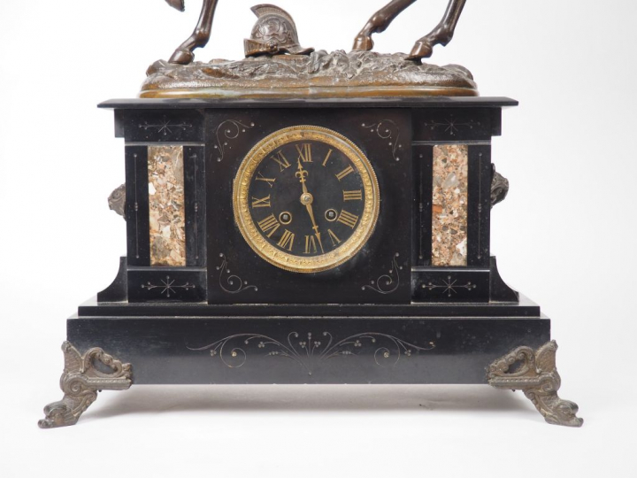Pendule Napoléon III en marbre bicolore surmontée d'une statue équestr
