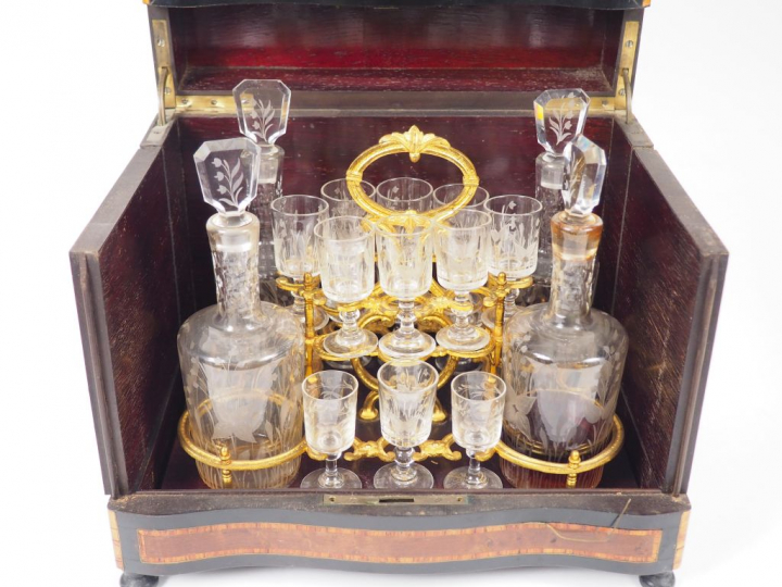Cave à liqueur Napoléon III en marqueterie Boulle et cristal gravé. (m