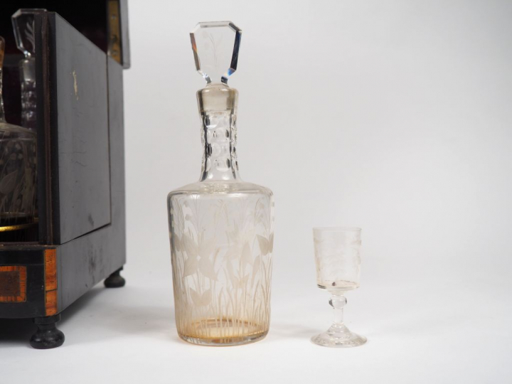 Cave à liqueur Napoléon III en marqueterie Boulle et cristal gravé. (m