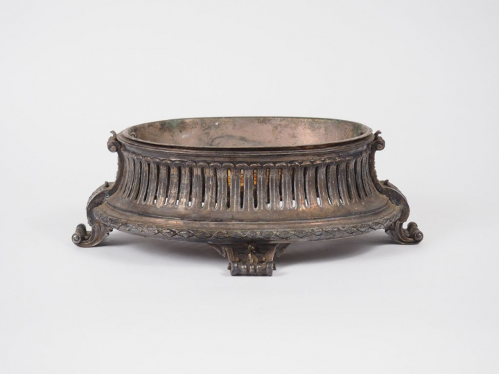 Jardinière ovale de style Louis XVI en bronze argenté