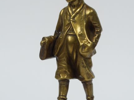 FARBEL. "Le jeune écolier". Sculpture en bronze, socle à doucine en ma