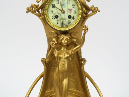 BONNEFONT. Pendule Art Nouveau en régule doré figurant une allégorie d