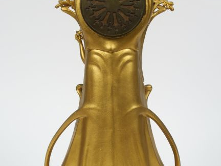 BONNEFONT. Pendule Art Nouveau en régule doré figurant une allégorie d