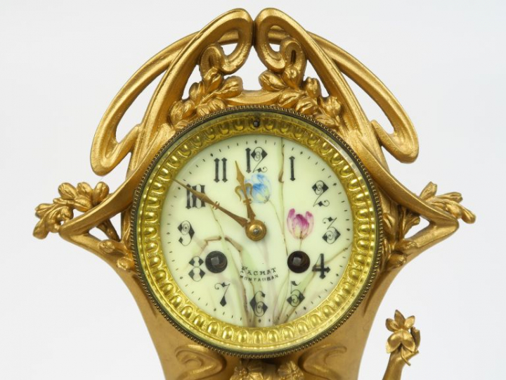 BONNEFONT. Pendule Art Nouveau en régule doré figurant une allégorie d