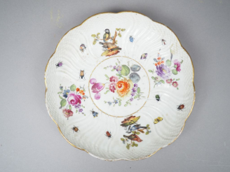 Vente aux enchères Assiette en porcelaine polychrome de Saxe à décor de fleurs et d'oisea