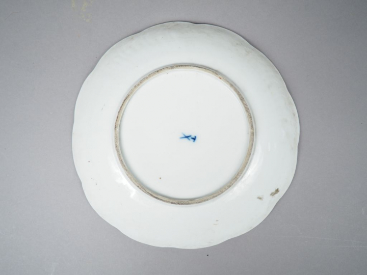 Assiette en porcelaine polychrome de Saxe à décor de fleurs et d'oisea