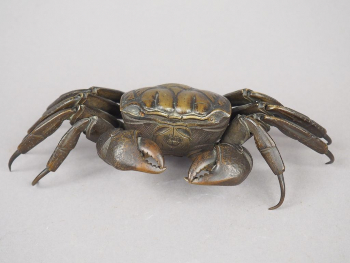 Okimono en bronze de belle patine claire représentant un crabe articul