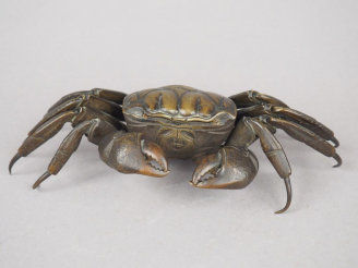 Vente aux enchères Okimono en bronze de belle patine claire représentant un crabe articul