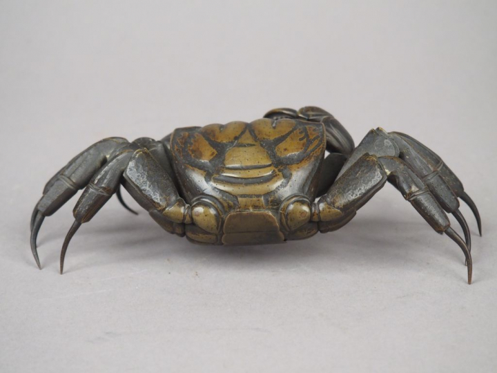 Okimono en bronze de belle patine claire représentant un crabe articul