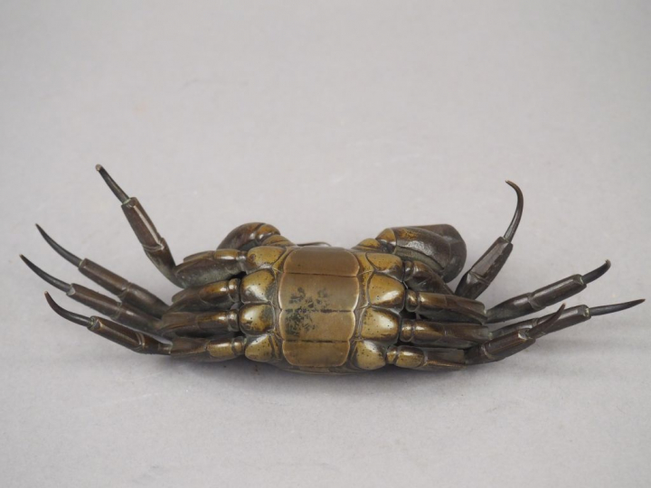 Okimono en bronze de belle patine claire représentant un crabe articul