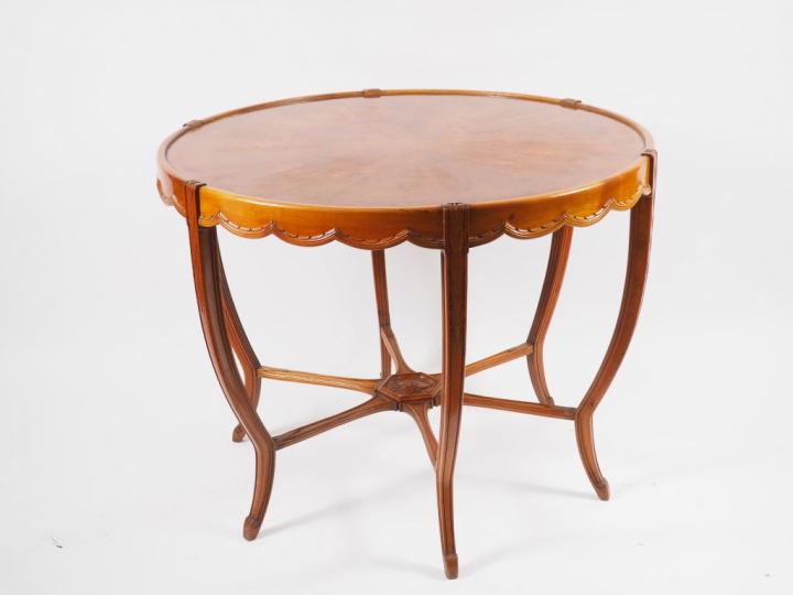 Léon JALLOT. Grand guéridon de salon circulaire en merisier et placage