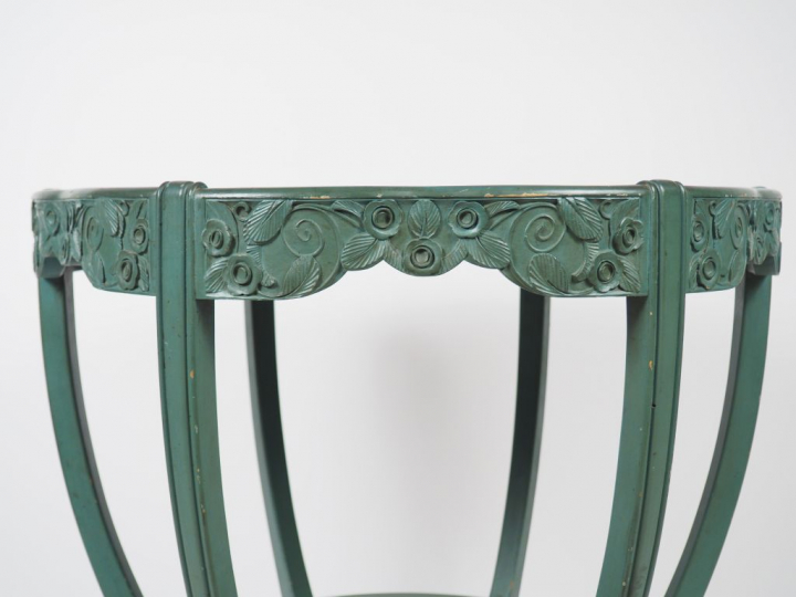 Léon JALLOT. Guéridon Art Déco en bois sculpté et laqué vert, à décor 