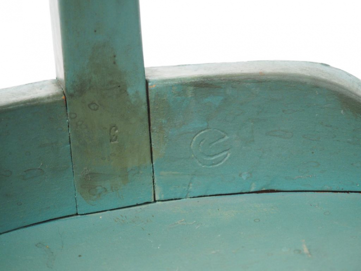 Léon JALLOT. Guéridon Art Déco en bois sculpté et laqué vert, à décor 