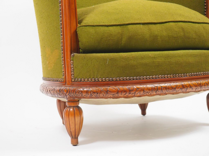 Léon JALLOT. 2 différents fauteuils gondole en acajou (?), mouluré et 