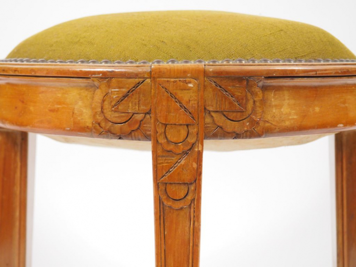 Léon JALLOT. Paire de chaises et un tabouret en merisier mouluré et sc
