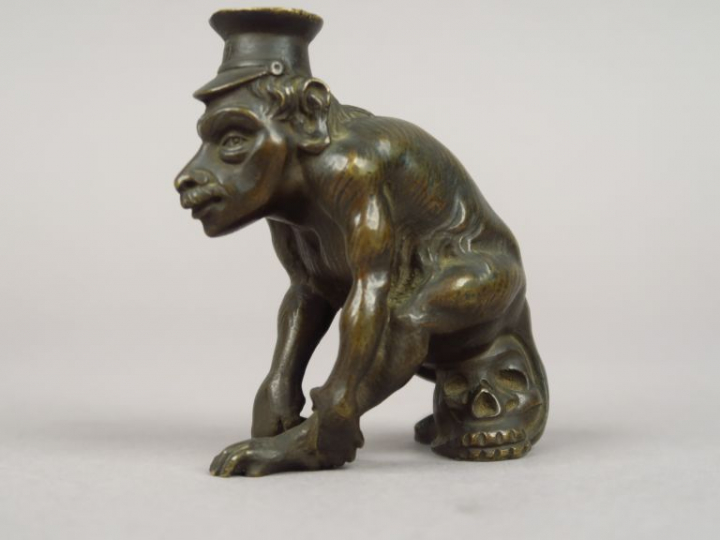 GIROUD. "Singe caricatural" Sujet en bronze à patine brune. Signé. H. 
