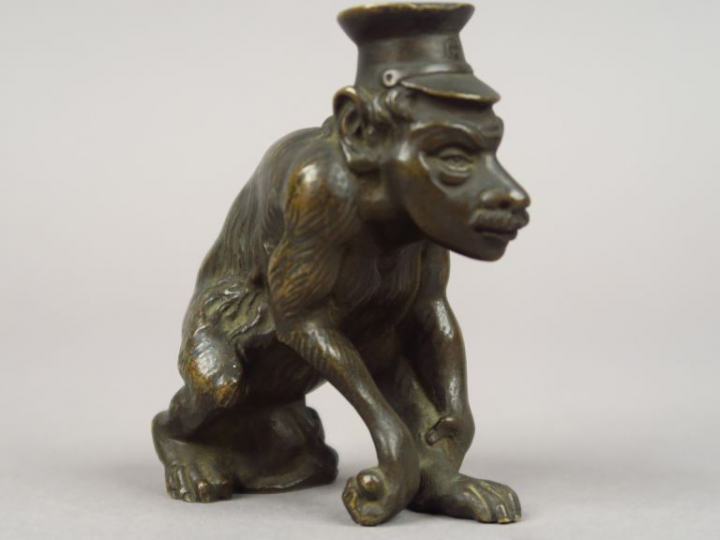 GIROUD. "Singe caricatural" Sujet en bronze à patine brune. Signé. H. 