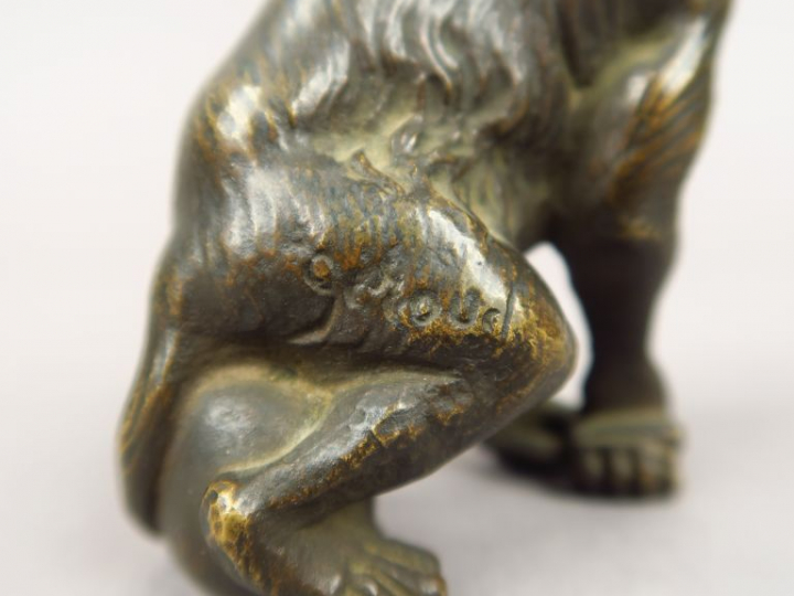 GIROUD. "Singe caricatural" Sujet en bronze à patine brune. Signé. H. 