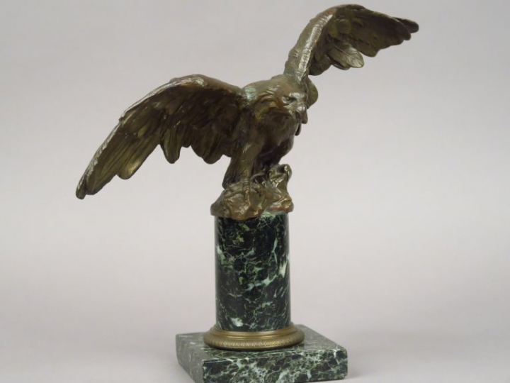 Ecole française XIXème "Aigle aux ailes déployées" Sculpture en bronze