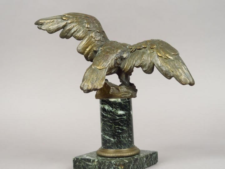 Ecole française XIXème "Aigle aux ailes déployées" Sculpture en bronze