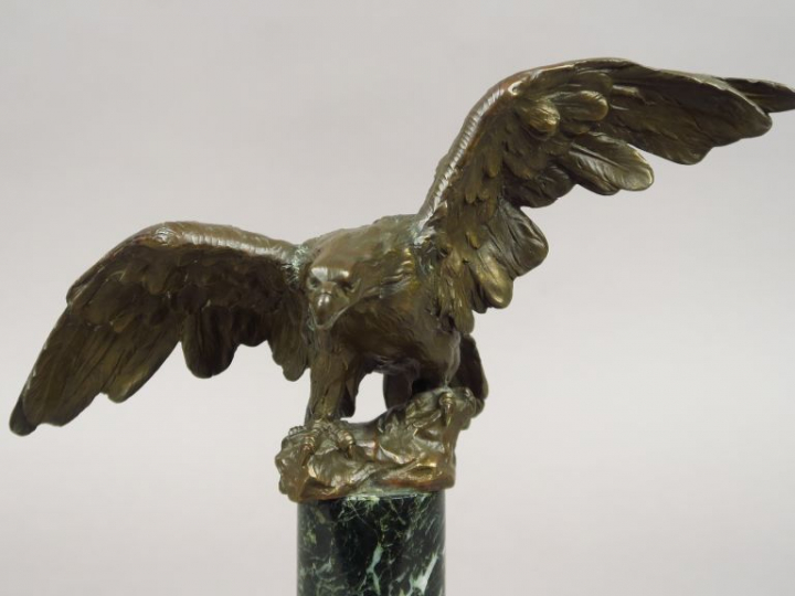 Ecole française XIXème "Aigle aux ailes déployées" Sculpture en bronze