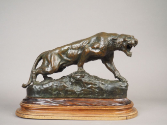 Vente aux enchères T. CARTIER. "Lionne rugissant" Sculpture en bronze à patine brune.  Si