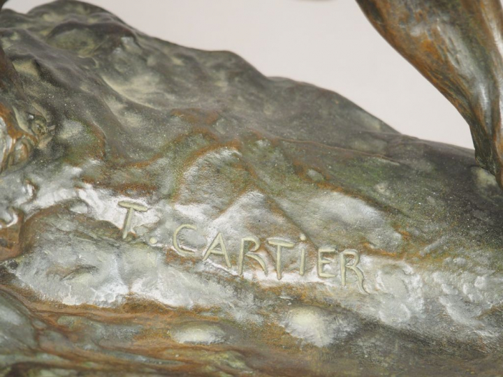 T. CARTIER. "Lionne rugissant" Sculpture en bronze à patine brune.  Si