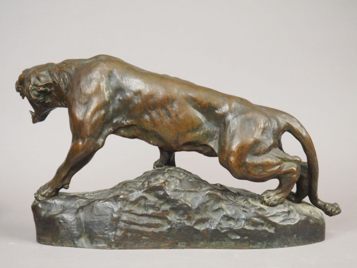 T. CARTIER. "Lionne rugissant" Sculpture en bronze à patine brune.  Si