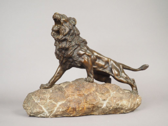 Vente aux enchères ANDREY. "Lion rugissant sur un rocher" Sculpture en bronze à patine br