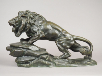 Vente aux enchères NERIN. "Lion rugissant" Sculpture en bronze à patine brune. Signée.  3