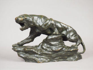 Vente aux enchères Ecole française fin XIXème. "Lionne rugissant" Sculpture en bronze à p