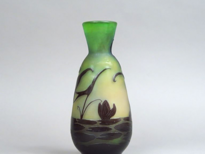 GALLE. Vase en verre gravé et camée à l'acide à décor bleu vert et jau