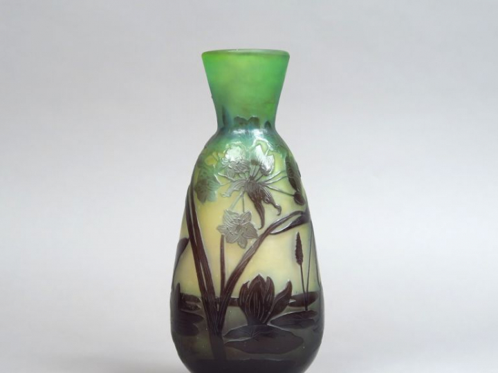 GALLE. Vase en verre gravé et camée à l'acide à décor bleu vert et jau