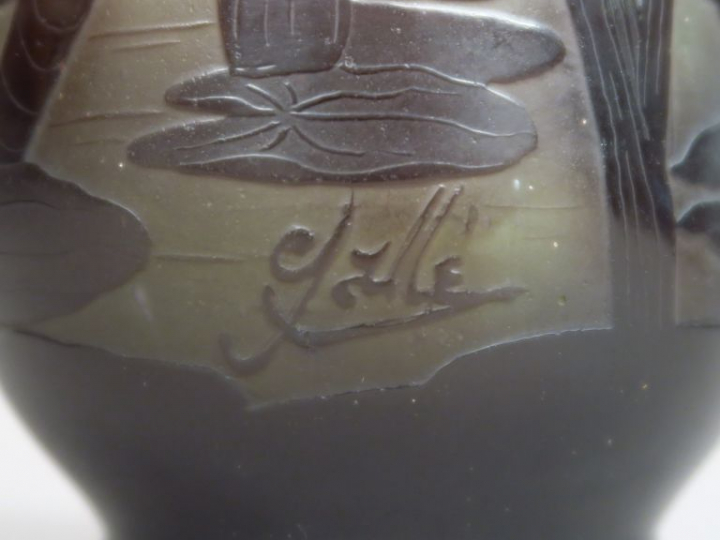 GALLE. Vase en verre gravé et camée à l'acide à décor bleu vert et jau