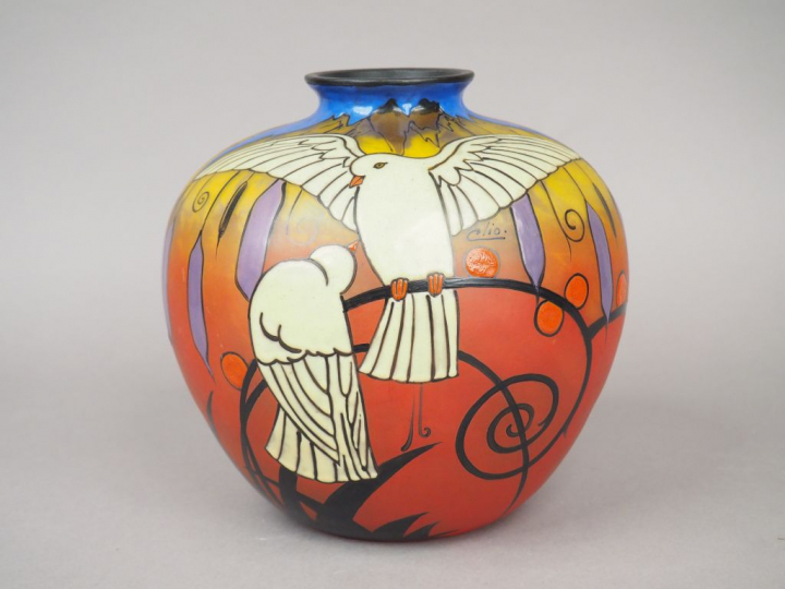 CLIO. Vase boule de style Art déco en verre peint et émaillé à décor d