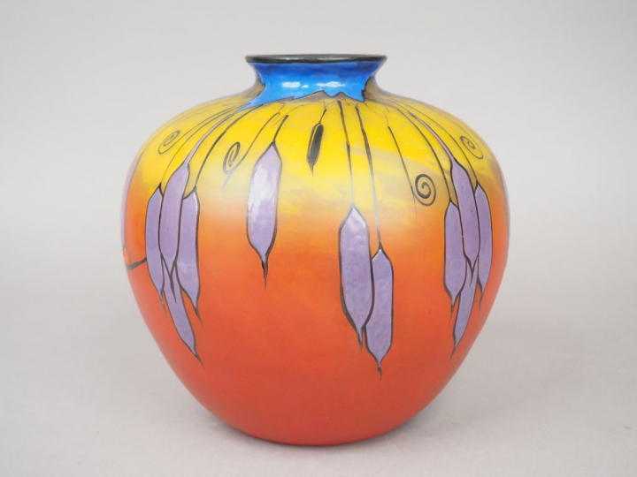 CLIO. Vase boule de style Art déco en verre peint et émaillé à décor d