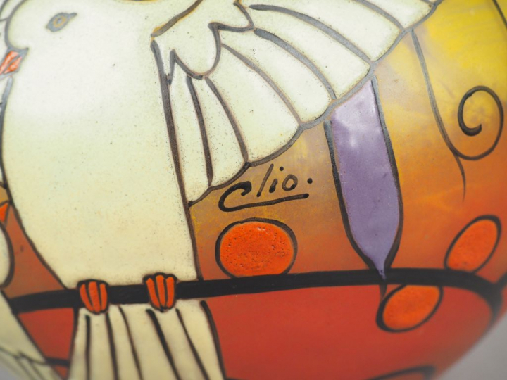 CLIO. Vase boule de style Art déco en verre peint et émaillé à décor d