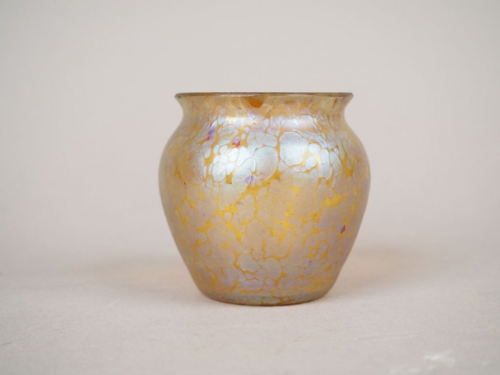 Petit vase 1900 en verre irisé.  Travail autrichien.  Signé.  H. 7 cm