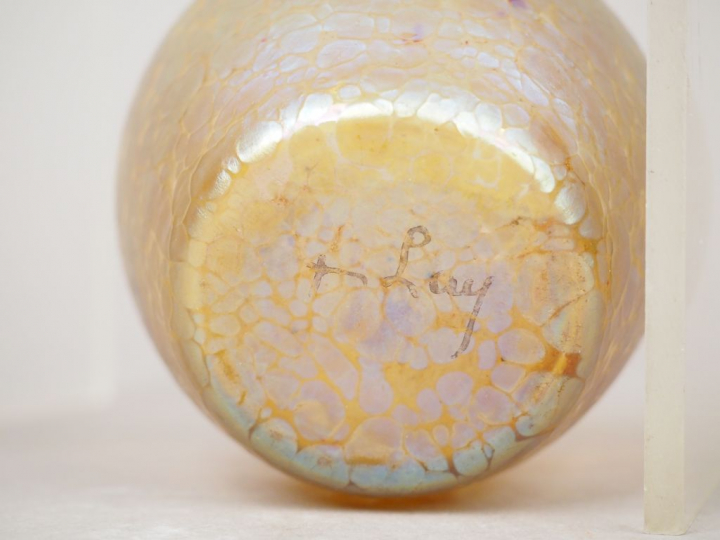 Petit vase 1900 en verre irisé.  Travail autrichien.  Signé.  H. 7 cm