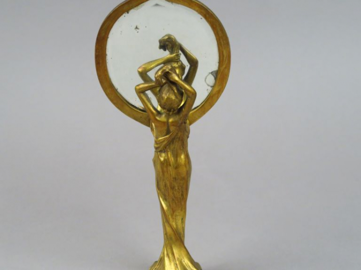 V. SABATIER. Face à main Art Nouveau en bronze doré en forme de jeune 