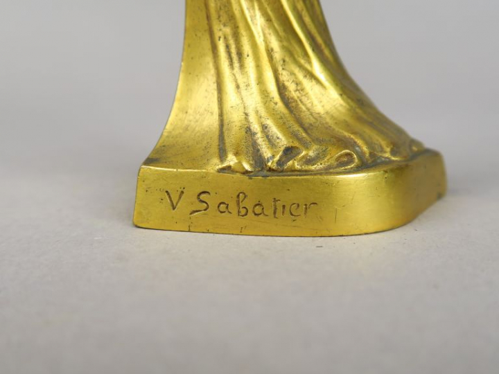 V. SABATIER. Face à main Art Nouveau en bronze doré en forme de jeune 