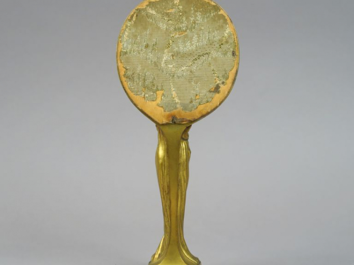 V. SABATIER. Face à main Art Nouveau en bronze doré en forme de jeune 